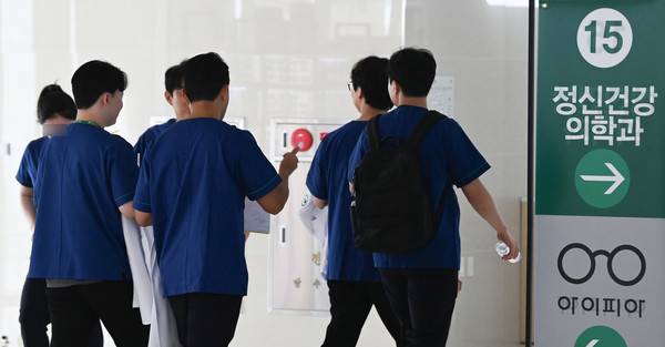 의대 증원에 반발해 병원을 떠났던 전공의 일부가 수련병원에 복귀한 1일 대전의 한 대학병원에서 의료진들이 이동하고 있다. 김주형 기자 kjh2667_@cctoday.co.kr
