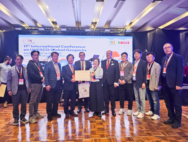 10일(현지 시간) 칠레 테무코에서 열린 제11회 세계지질공원 총회에서 김경희 부군수, 조성룡·장영갑 군의원, 손명성 환경과장 등이 참석한 가운데 유네스코 세계지질공원 지정서를 공식 수여받았다. 단양군 제공