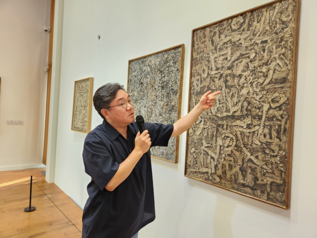 김상호 이응노미술관 학예팀장이 11일 이응노미술관 기획전 '꼴라주-이응노의 파리 실험실' 전시를 소개하고 있다. 사진=김지현 기자