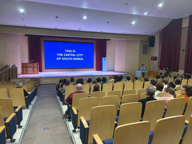 대전시교육청은 11일 대전교육과학연구원 대강당에서 관내 학원에 근무하는 외국인 강사를 대상으로 학원 외국인 강사 연수를 실시했다. 대전시교육청 제공