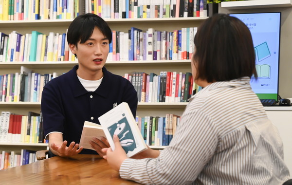  정유정 충청투데이 편집국 부국장과 변선우 시인이 9일 대전 서구 둔산동 타임문고에서 대담을 하고 있다. 김주형 기자 kjh2667_@cctoday.co.kr