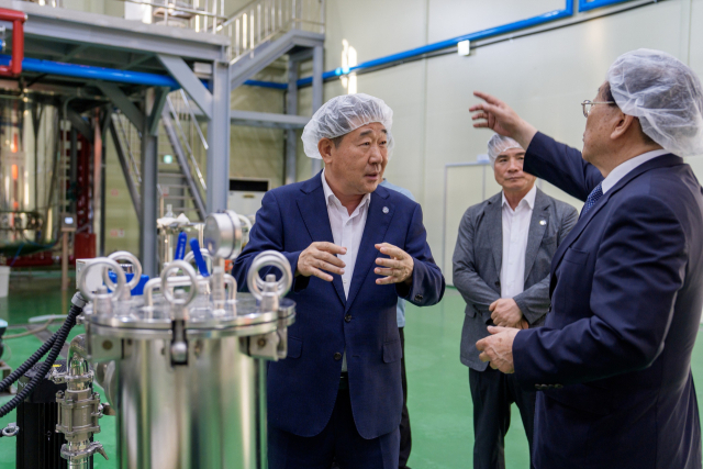 이재영(왼쪽) 군수가 이상린 마크로케어 대표와 함께 공장 생산·연구시설을 살펴보며 투자 확대와 고용 창출을 당부하고 있다. 증평군 제공