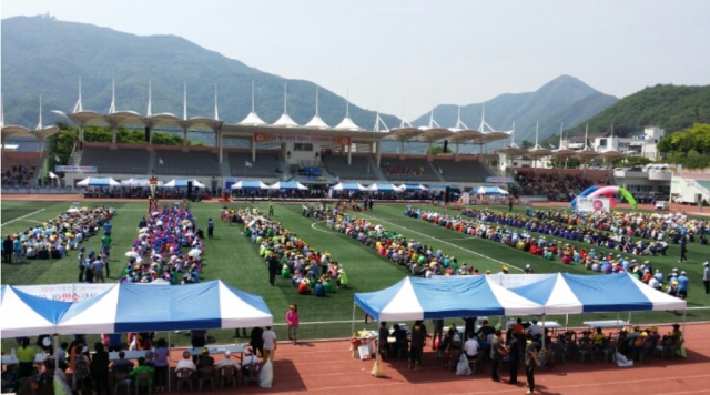 단양군은 오는 19일 신단양에 새 터전을 일군 지 40주년을 맞아 군민과 출향인이 함께하는 ‘신단양 이주 40주년 기념 군민화합한마당’을 개최한다 사진은 지난 30주년 행사 모습. 단양군 제공