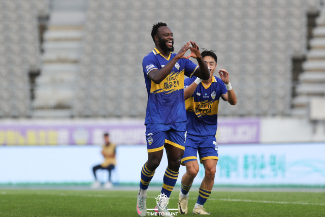 전반 26분 페널티킥 득점에 성공한 아산 은고이가 세리머니를 하고 있다. 한국프로축구연맹 제공.