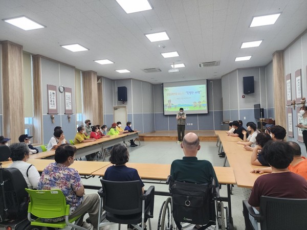 국립공원공단 태안해안국립공원사무소는 지난 4일, 태안군장애인복지관을 찾아 지역 내 장애인 115여 명을 대상으로 ‘찾아가는 국립공원 프로그램’을 진행했다고 밝혔다.