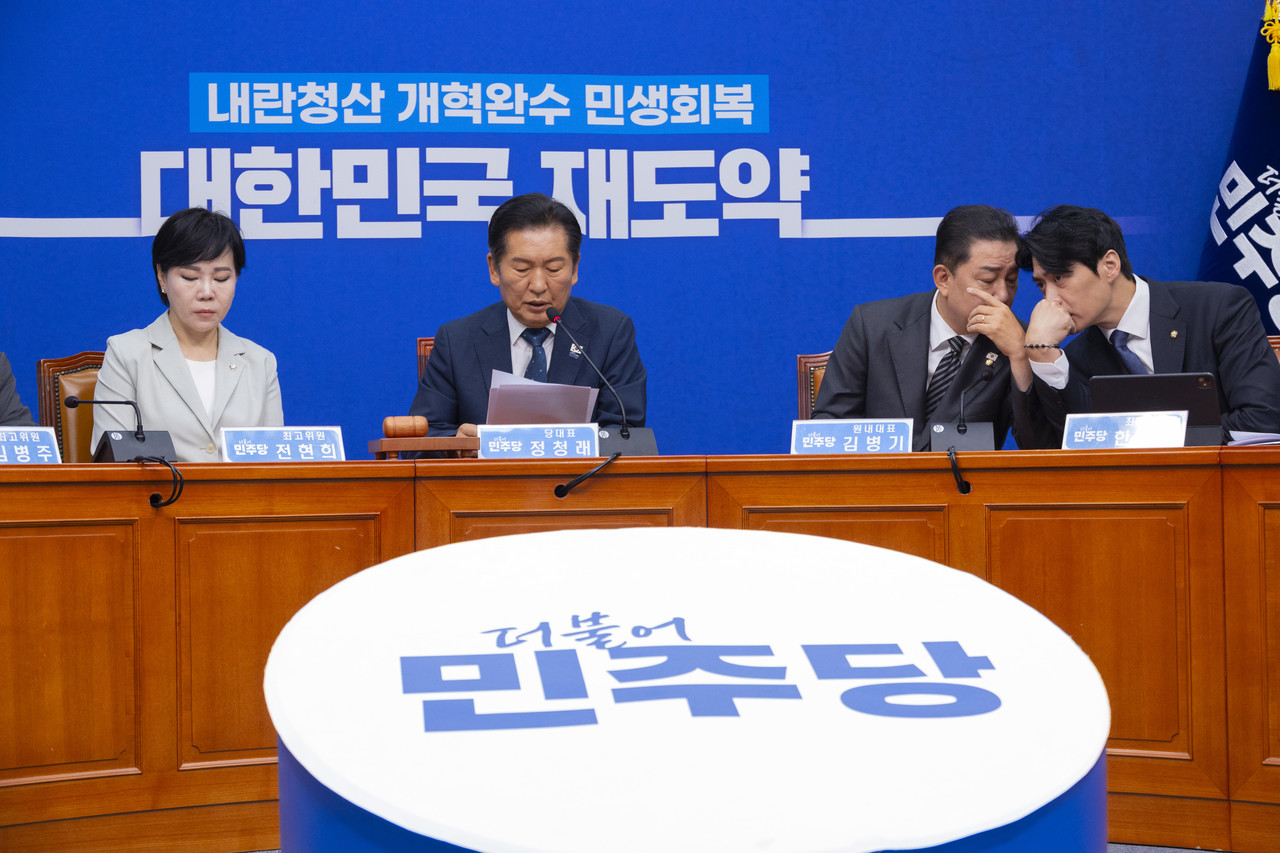 더불어민주당 김병기 원내대표(오른쪽 두 번째)가 12일 국회에서 열린 최고위원회의에서 정청래 대표의 발언을 듣다 한준호 최고위원과 대화하고 있다. 2025.9.12 사진=연합뉴스.