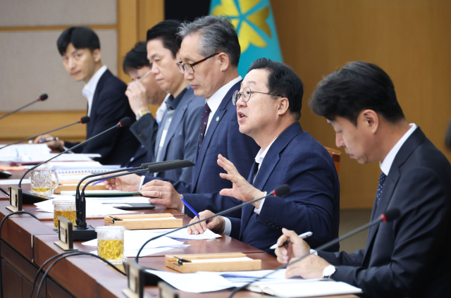 이장우 대전시장은 15일 주재한 주간업무회의에서 ‘선택과 집중, 내실 강화’를 핵심 기조로 강도 높은 예산 효율성과 전략사업 전반에 대한 대대적인 혁신 방향을 제시했다. 대전시 제공