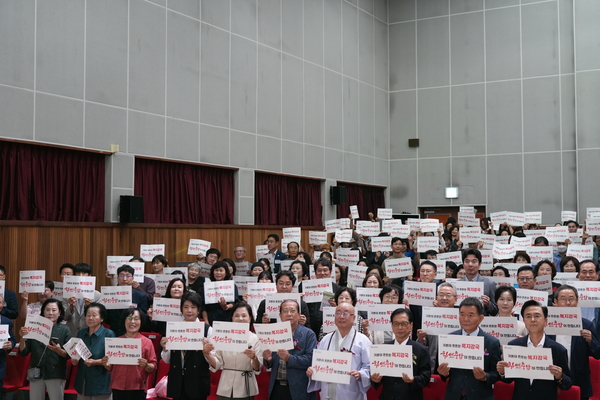 충남도는 지난 9월 11일 신암면 충남농업기술원 대강당에서 ‘기본이 튼튼한 복지강국’이라는 슬로건 아래 도내 사회복지종사자의 활동을 격려하고 응원하는 ‘제26회 충청남도 사회복지의 날 기념식’을 개최했다.