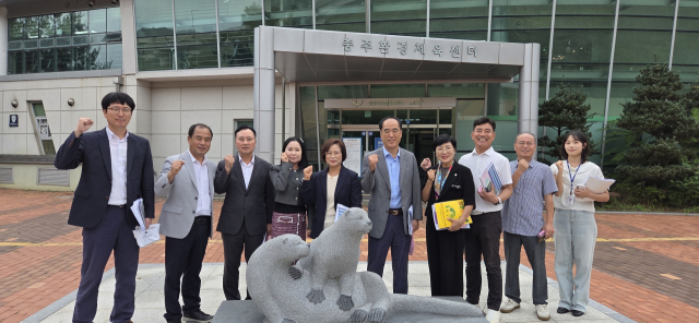 충주시의회 복지환경위원회가 자원순환 시설을 방문해 현장을 점검하며 현장 중심 의정활동을 펼치고 있다.사진=충주시의회