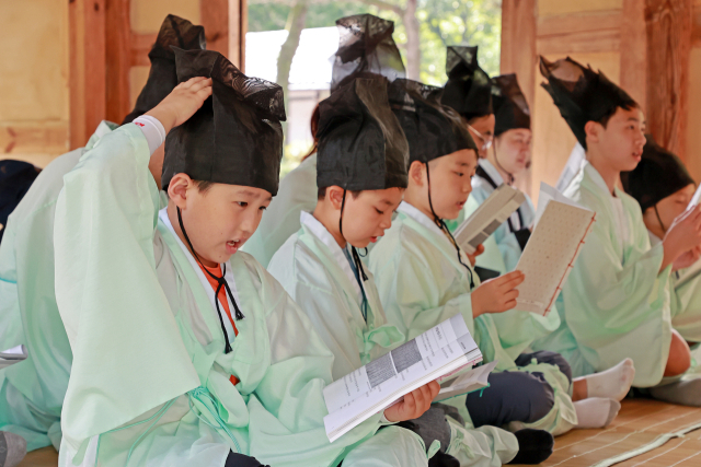 괴산 화양서원에서 선비체험 참가자들이 경서를 따라 읽고 있다. 괴산군 제공