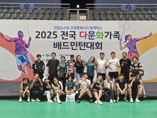 ▲전국 다문화가족 배드민턴대회에 참가한 논산시 결혼이주여성들이 기념사진을 촬영하고 있다.