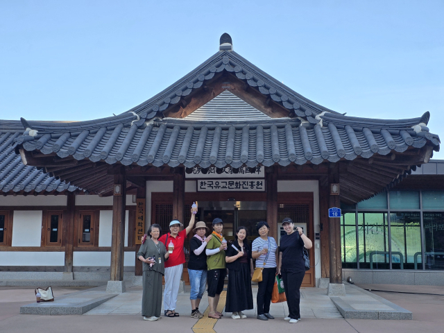 ▲논산 11경 투어 중 결혼이주여성들이 한국유교문화진흥원을 방문하고 기념 촬영하는 모습.