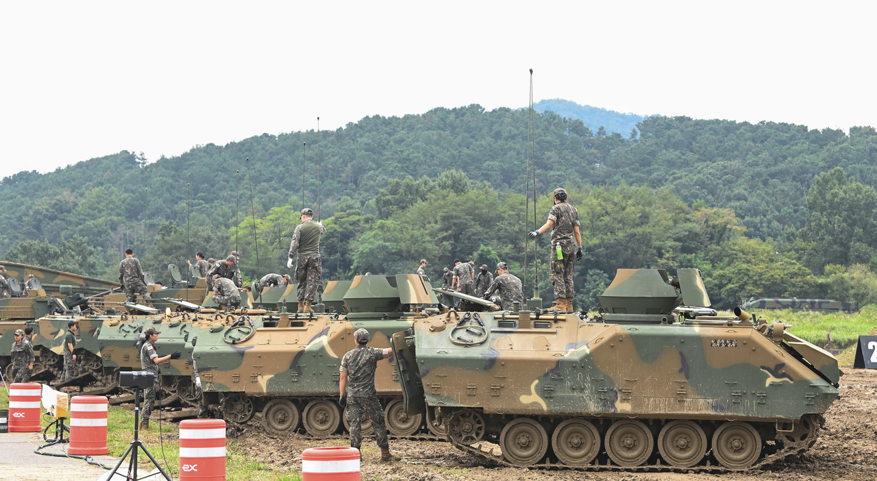 계룡군문화축제와 지상군페스티벌 개막을 하루 앞둔 16일 충남 계룡대 활주로에서 군 관계자들이 장갑차를 점검하고 있다. 축제는 17일부터 21일까지 계룡대 활주로 및 계룡시 일원에서 진행된다. 김주형 기자 kjh2667_@cctoday.co.kr