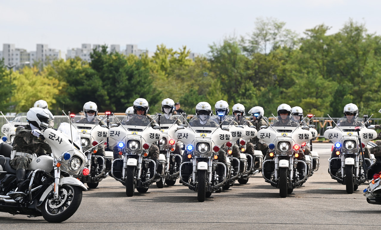 계룡군문화축제와 지상군페스티벌 개막을 하루 앞둔 16일 충남 계룡대 활주로에서 MC 군사경찰단들이 퍼레이드 리허설을 진행하고 있다. 축제는 17일부터 21일까지 계룡대 활주로 및 계룡시 일원에서 진행된다. 김주형 기자 kjh2667_@cctoday.co.kr