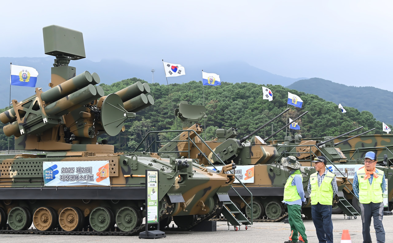 계룡군문화축제와 지상군페스티벌 개막을 하루 앞둔 16일 충남 계룡대 활주로에서 현장 관계자들이 전시된 군 장비를 관람하고 있다. 축제는 17일부터 21일까지 계룡대 활주로 및 계룡시 일원에서 진행된다. 김주형 기자 kjh2667_@cctoday.co.kr