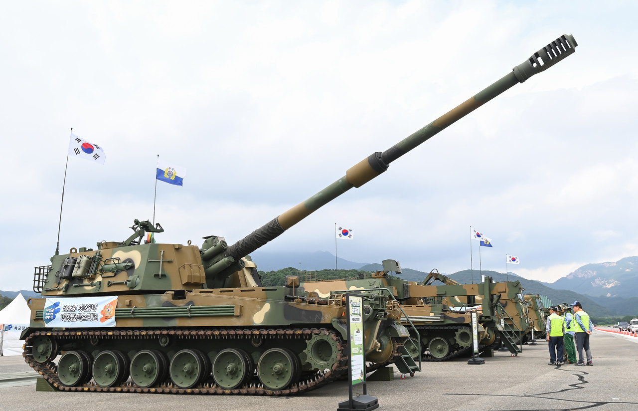 계룡군문화축제와 지상군페스티벌 개막을 하루 앞둔 16일 충남 계룡대 활주로에서 현장 관계자들이 전시된 군 장비를 관람하고 있다. 축제는 17일부터 21일까지 계룡대 활주로 및 계룡시 일원에서 진행된다. 김주형 기자 kjh2667_@cctoday.co.kr