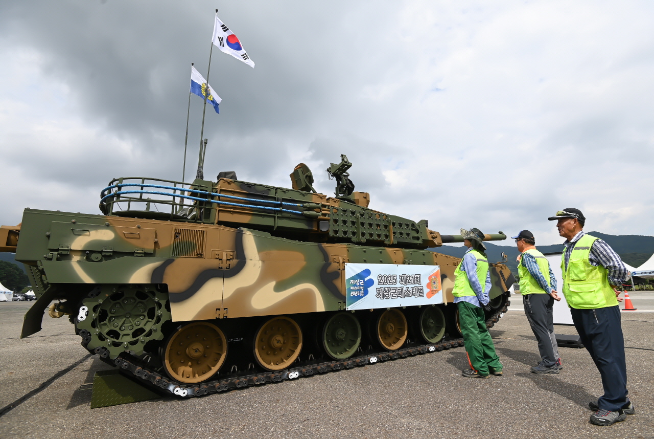 계룡군문화축제와 지상군페스티벌 개막을 하루 앞둔 16일 충남 계룡대 활주로에서 현장 관계자들이 전시된 군 장비를 관람하고 있다. 축제는 17일부터 21일까지 계룡대 활주로 및 계룡시 일원에서 진행된다. 김주형 기자 kjh2667_@cctoday.co.kr