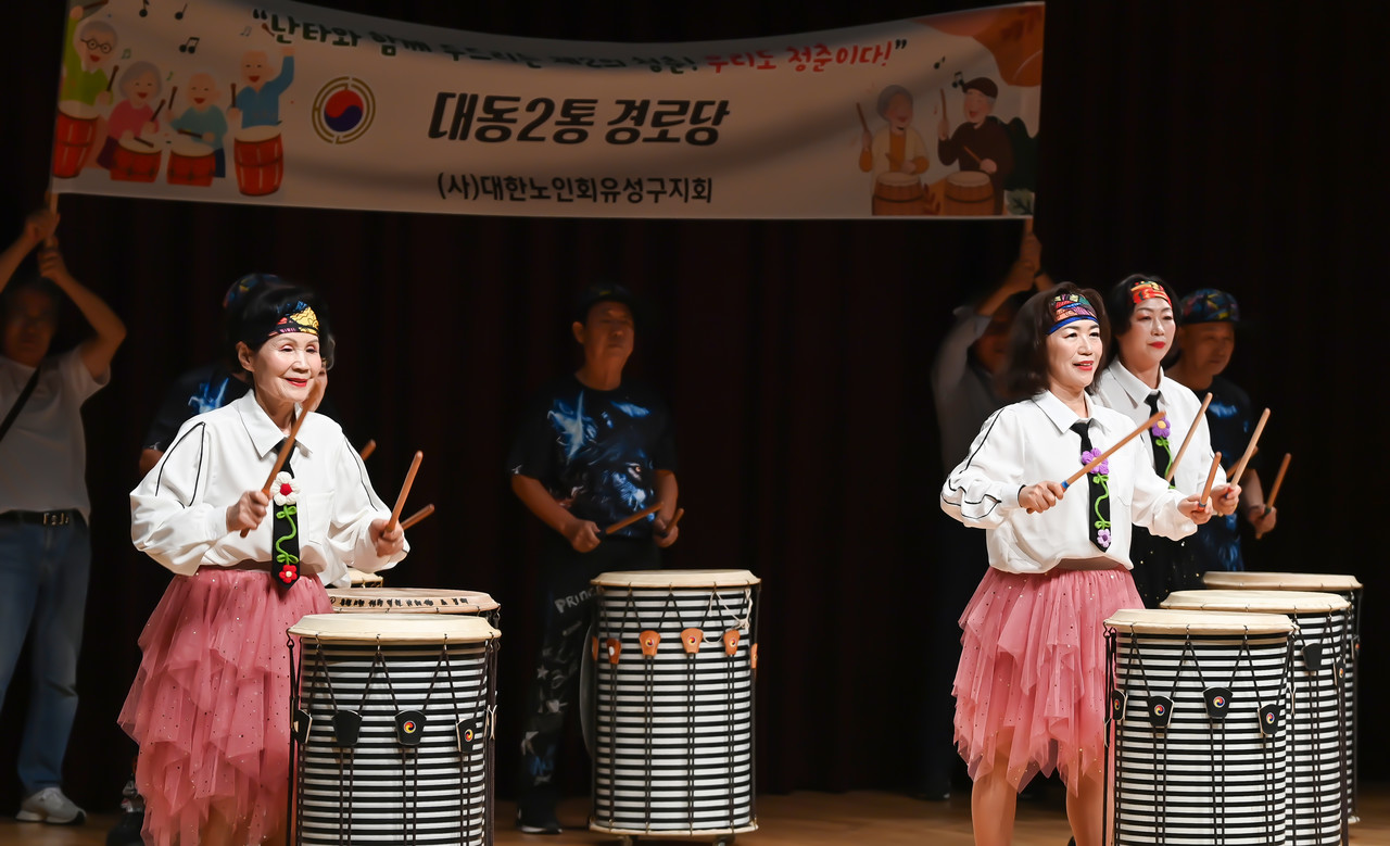 16일 대전 중구 안영동 한국효문화진흥원에서 열린 제11회 경로당 프로그램 발표대회에 참가한 어르신들이 갈고 닦은 실력을 뽐내고 있다. 김주형 기자 kjh2667_@cctoday.co.kr