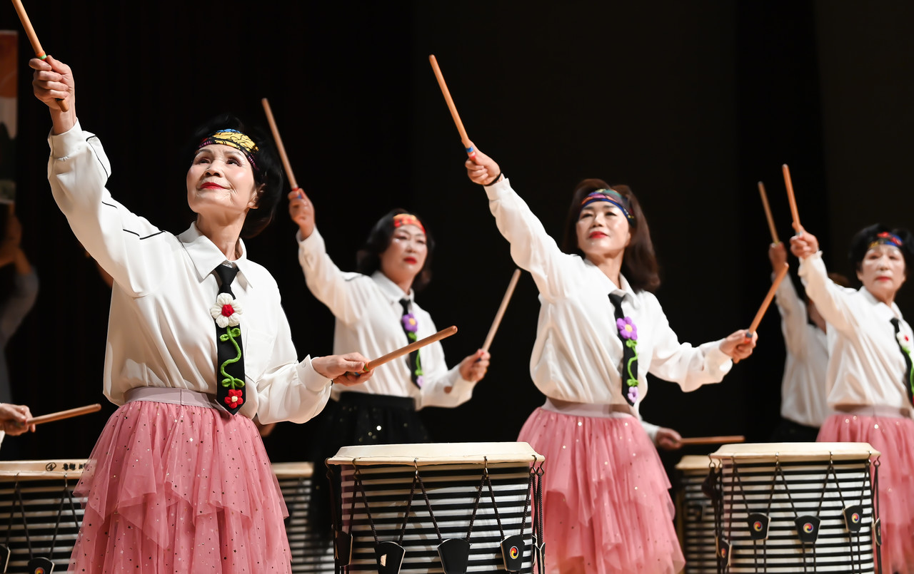 16일 대전 중구 안영동 한국효문화진흥원에서 열린 제11회 경로당 프로그램 발표대회에 참가한 어르신들이 갈고 닦은 실력을 뽐내고 있다. 김주형 기자 kjh2667_@cctoday.co.kr