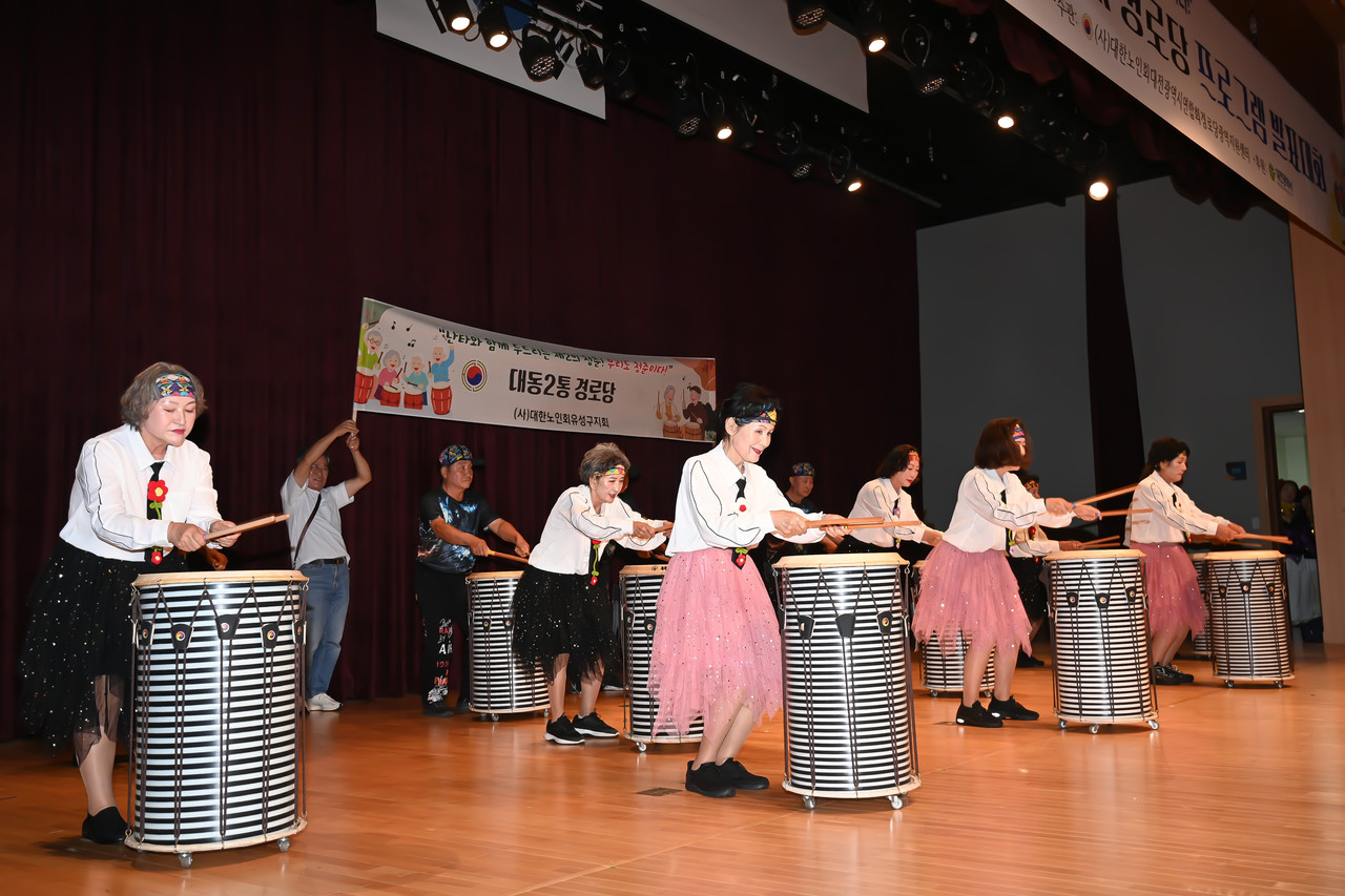 16일 대전 중구 안영동 한국효문화진흥원에서 열린 제11회 경로당 프로그램 발표대회에 참가한 어르신들이 갈고 닦은 실력을 뽐내고 있다. 김주형 기자 kjh2667_@cctoday.co.kr