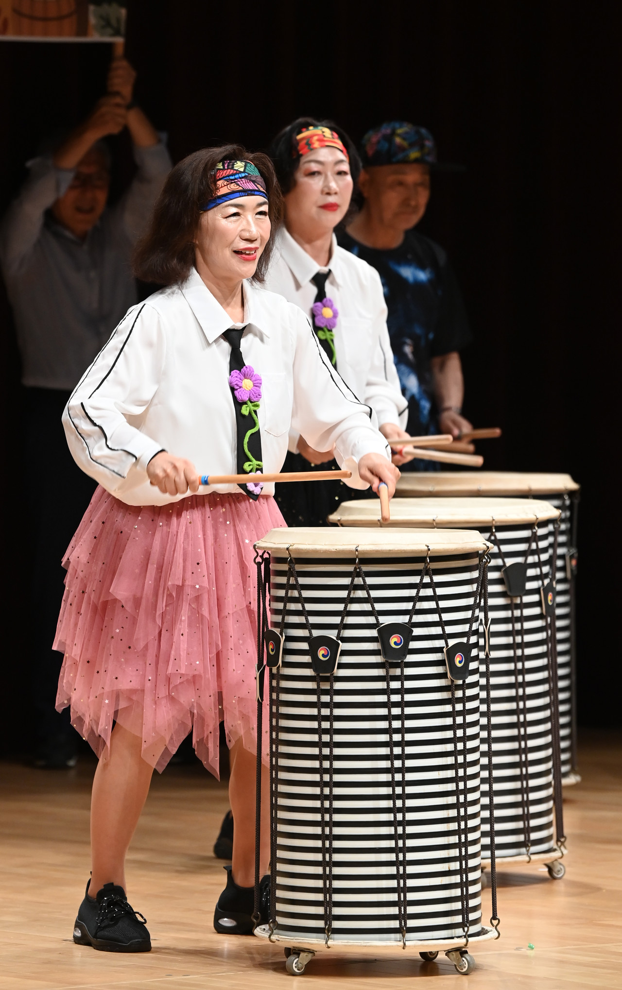 16일 대전 중구 안영동 한국효문화진흥원에서 열린 제11회 경로당 프로그램 발표대회에 참가한 어르신들이 갈고 닦은 실력을 뽐내고 있다. 김주형 기자 kjh2667_@cctoday.co.kr