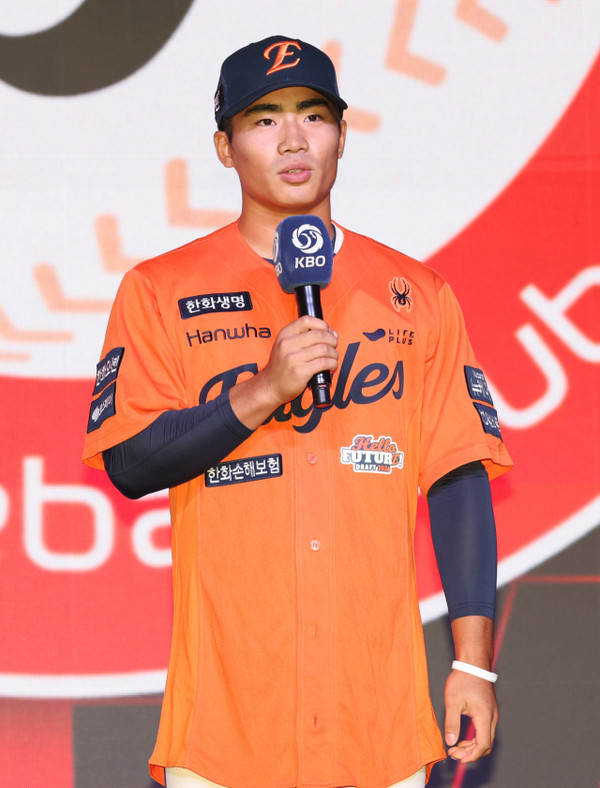 17일 서울 송파구 롯데호텔 월드에서 열린 2026 KBO 신인 드래프트에서 한화 이글스에 1라운드 3순위 지명을 받은 유신고 오재원이 소감을 말하고 있다. 연합뉴스 제공