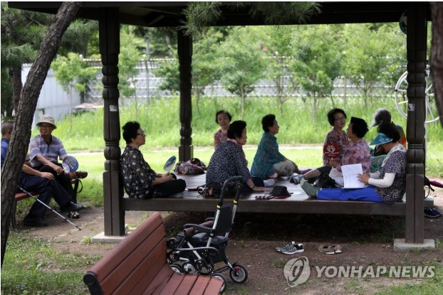 노인들이 벤치에 앉아서 쉬고 있는 사진. = 연합뉴스 제공.