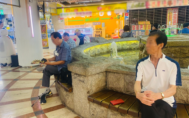 17일 오전 9시40분, 이른 시간부터 노인들이 지하상가 벤치에 앉아 담소를 나누거나 지나가는 사람들을 구경하고 있다. 사진 = 최광현 기자