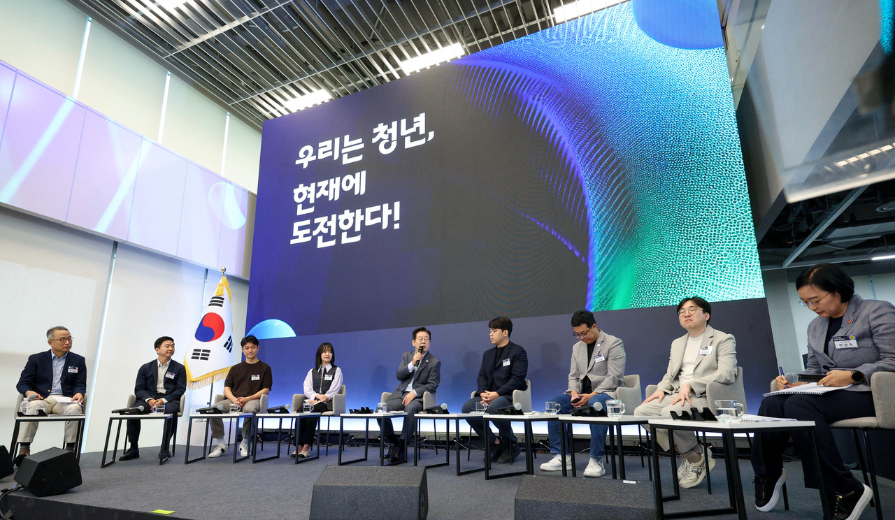 이재명 대통령이 17일 경기도 성남시 스타트업 스퀘어에서 열린 청년 스타트업 상상콘서트에서 참석자들과 토론하고 있다. 2025.9.17 [대통령실통신사진기자단] 사진=연합뉴스. 