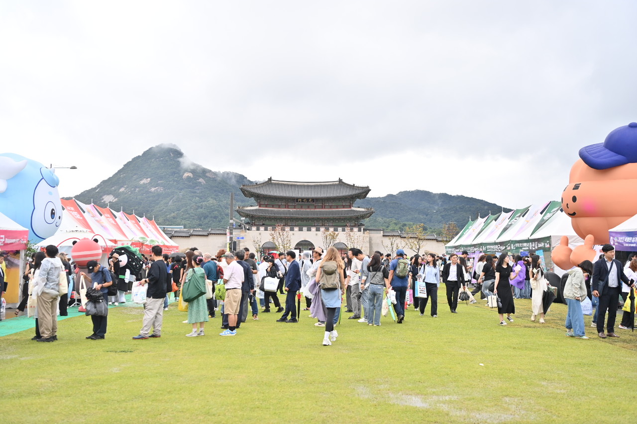 충남도는 17일 서울 광화문광장에서 ‘2025~2026 충남 방문의 해’를 국내외에 알리고 충남의 매력을 소개하기 위한 ‘아우! 씨엔페스타(WOW! CN 페스타)’를 개최했다.