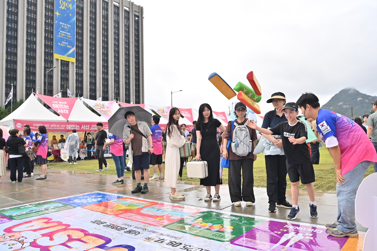 충남도는 17일 서울 광화문광장에서 ‘2025~2026 충남 방문의 해’를 국내외에 알리고 충남의 매력을 소개하기 위한 ‘아우! 씨엔페스타(WOW! CN 페스타)’를 개최했다.