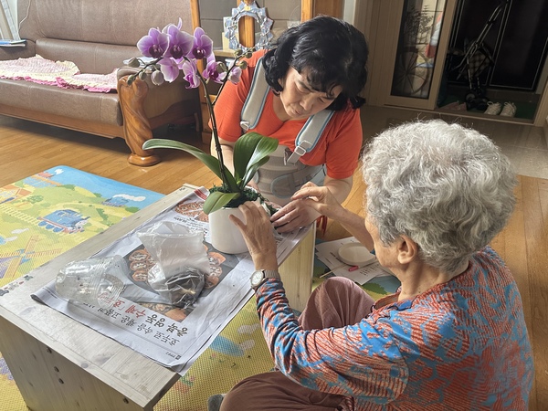 ▲ 송악읍 1인 가구 취약계층의 사회적 고립감 예방을 위한 안부살핌 활동.  당진시 제공