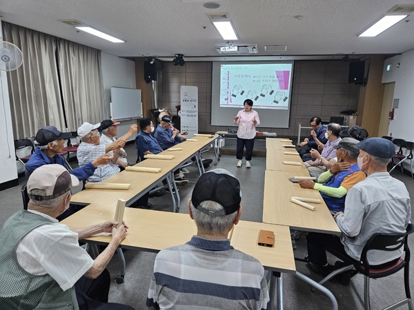 ▲ 당진시 남부지역에 거주하는 80세 이상 독거남성 어르신 대상 ‘살림의 신’ 프로그램.  당진시 제공