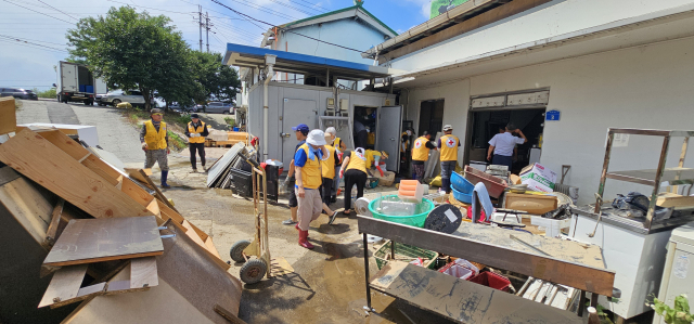 천안시 자원봉사센터의 수해복구 지원 모습. 천안시 제공.