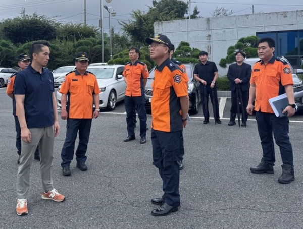 성호선 충남도소방본부장(가운데)이 지난 16일 하반기 긴급구조종합훈련 추진상황 보고회가 끝난후 한국후꼬꾸 현장을 방문해 관계자로부터 설명을 듣고 있다. 보령소방서 제공