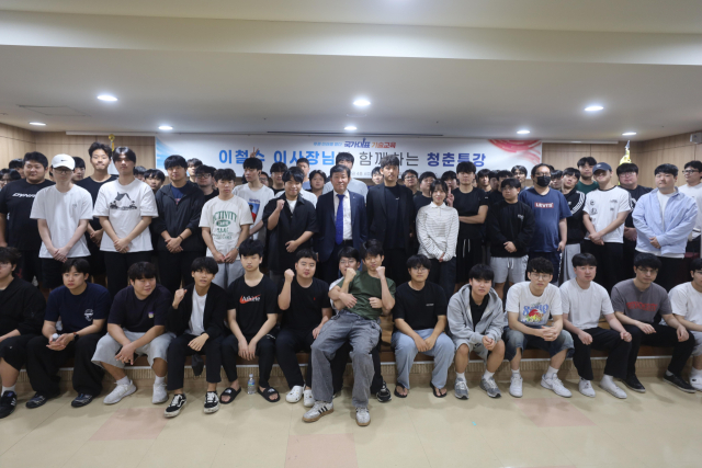 한국폴리텍IV대학 대전캠퍼스는 17일 이철수 한국폴리텍대학 이사장을 초청해 재학생 200여 명을 대상으로 ‘청춘특강’을 개최했다. 사진 한국폴리텍IV대학 제공