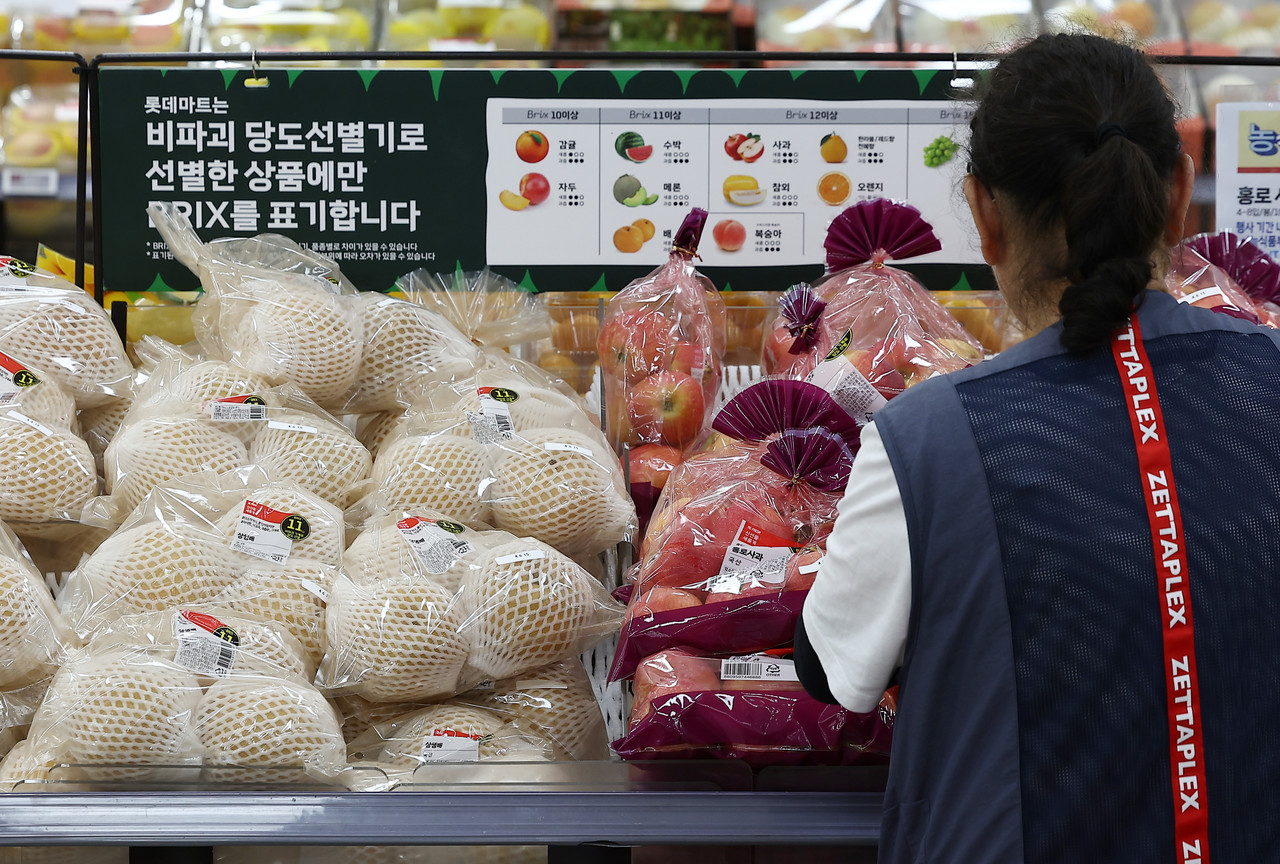 당정이 추석 명절을 앞두고 성수품 공급을 늘려 가격 안정을 노린다. 당정은 사과, 배, 쌀, 대추 등의 공급을 확대하고 바가지 요금 등의 단속에 나설 예정이다.15일 서울 시내 한 대형마트에 배와 사과가 진열돼 있다. 2025.9.15