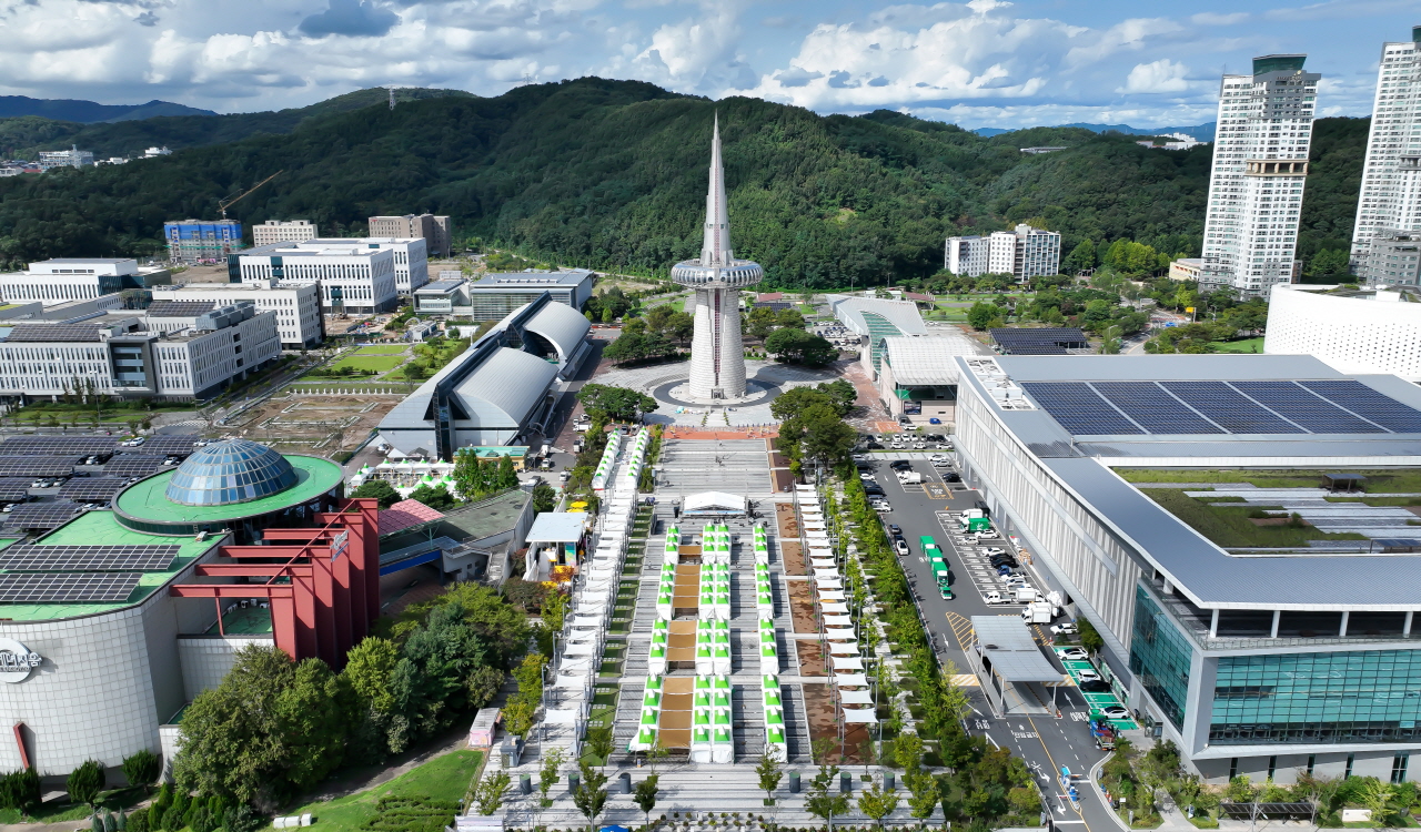 충청권 대표 축제로 꼽히는 '우리농수축산물큰잔치 제23회 푸드앤맥주페스타'를 하루 앞둔 18일 대전 유성구 한빛탑에서 관계자들이 막바지 준비를 하고 있다. 축제는 오는 19일부터 21일까지 한빛탑 일원에서 이어진다. 김주형 기자 kjh2667_@cctoday.co.kr