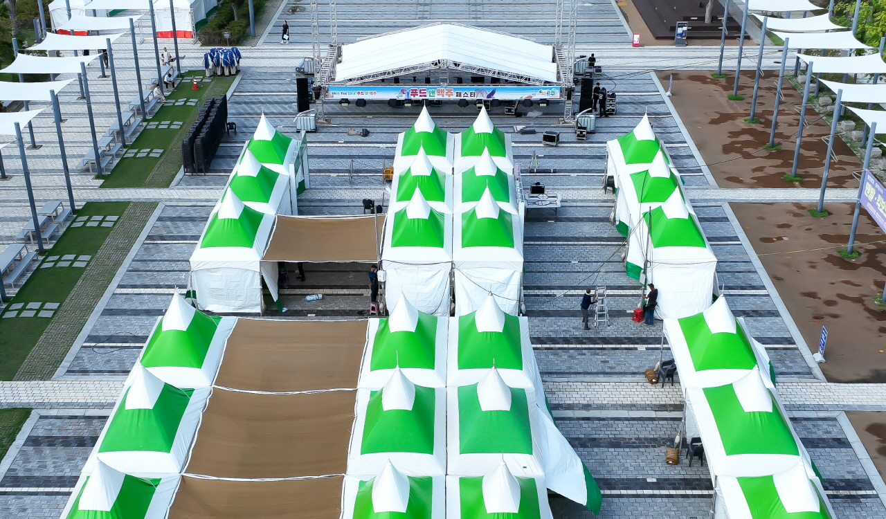 충청권 대표 축제로 꼽히는 '우리농수축산물큰잔치 제23회 푸드앤맥주페스타'를 하루 앞둔 18일 대전 유성구 한빛탑에서 관계자들이 막바지 준비를 하고 있다. 축제는 오는 19일부터 21일까지 한빛탑 일원에서 이어진다. 김주형 기자 kjh2667_@cctoday.co.kr