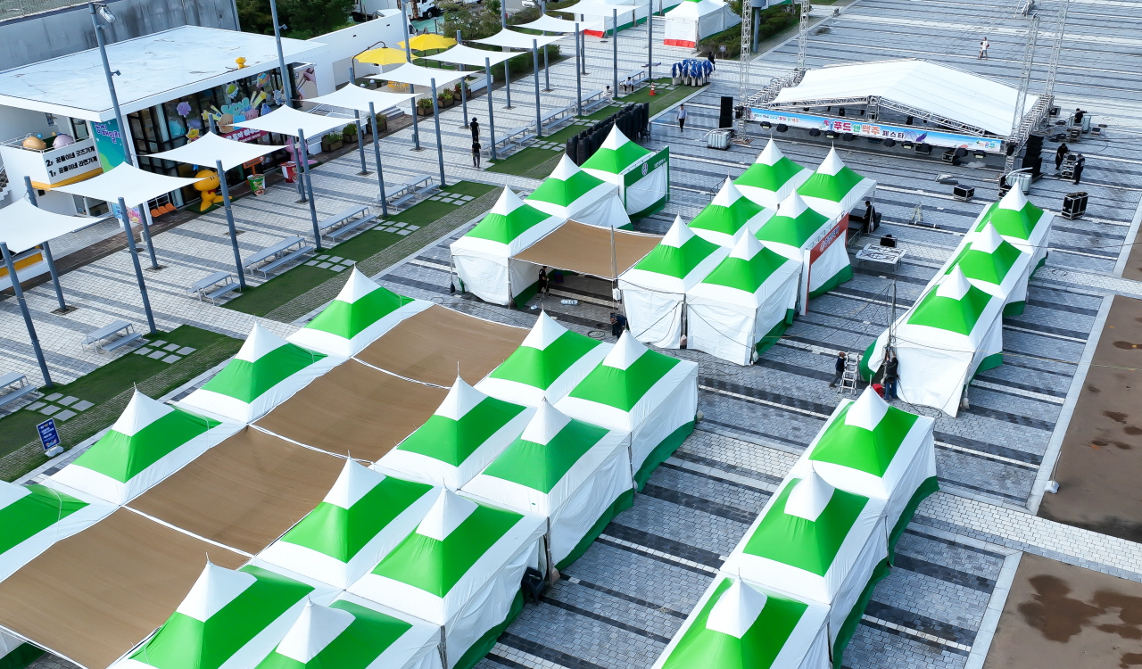 충청권 대표 축제로 꼽히는 '우리농수축산물큰잔치 제23회 푸드앤맥주페스타'를 하루 앞둔 18일 대전 유성구 한빛탑에서 관계자들이 막바지 준비를 하고 있다. 축제는 오는 19일부터 21일까지 한빛탑 일원에서 이어진다. 김주형 기자 kjh2667_@cctoday.co.kr