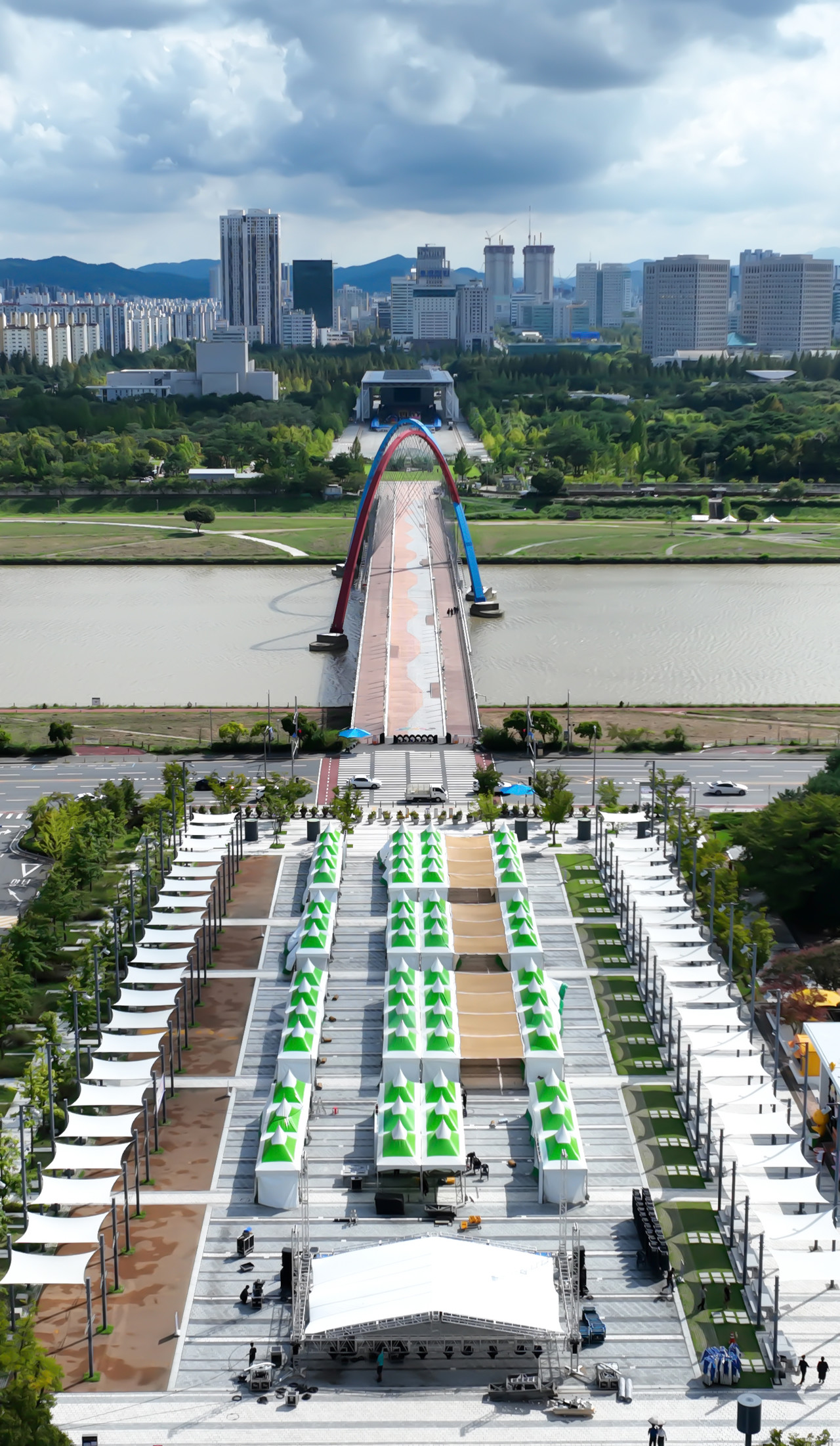 충청권 대표 축제로 꼽히는 '우리농수축산물큰잔치 제23회 푸드앤맥주페스타'를 하루 앞둔 18일 대전 유성구 한빛탑에서 관계자들이 막바지 준비를 하고 있다. 축제는 오는 19일부터 21일까지 한빛탑 일원에서 이어진다. 김주형 기자 kjh2667_@cctoday.co.kr