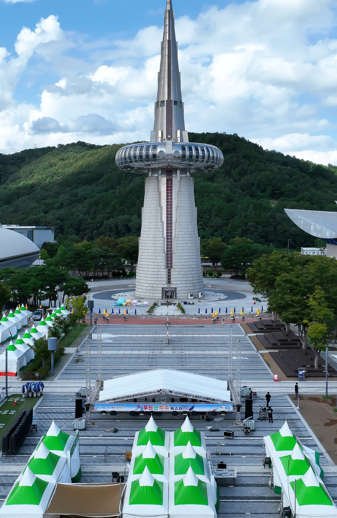 충청권 대표 축제로 꼽히는 '우리농수축산물큰잔치 제23회 푸드앤맥주페스타'를 하루 앞둔 18일 대전 유성구 한빛탑에서 관계자들이 막바지 준비를 하고 있다. 축제는 오는 19일부터 21일까지 한빛탑 일원에서 이어진다. 김주형 기자 kjh2667_@cctoday.co.kr