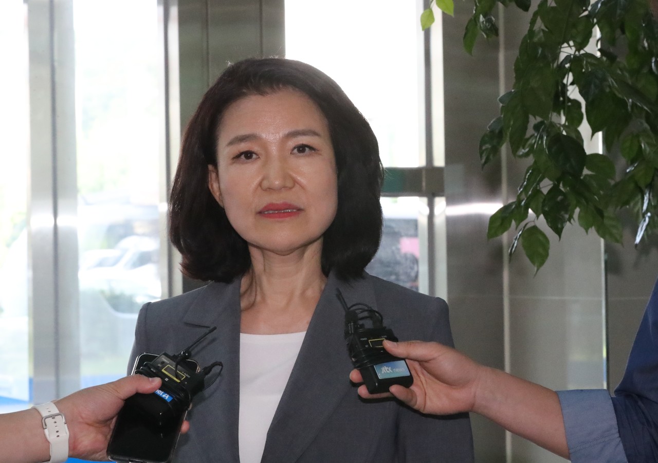 대전MBC 사장 재임 시절 법인카드를 사적으로 유용했다는 의혹을 받는 이진숙 방송통신위원장이 5일 대전 유성경찰서에 출석해 기자들의 질문을 받고 있다. 2025.7.5 사진=연합뉴스.