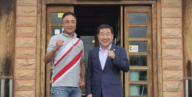 이재영군수와 송진우 전 선수가 증평지역 야구 발전과 유소년 육성 방안을 논의하고 주먹을 불끈 쥐고 기념사진을 찍고 있다. 증평군 제공