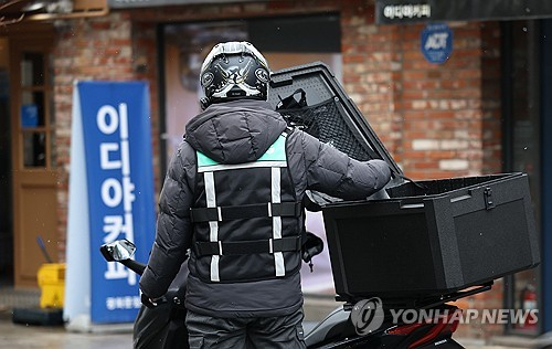 (서울=연합뉴스) 김인철 기자 = 최근 배달앱 차등 수수료가 도입되면서 적지 않은 점주들의 수수료율이 낮아졌음에도 이중가격제를 도입하는 외식업체나 점주들이 늘고 있는 것으로 나타났다. 이디야커피, 맘스터치, 굽네치킨 등의 전체 매장이나 일부 매장에서 배달 메뉴 가격이 인상된 가운데 이디야커피는 18일부터 '배달 전용 판매가'를 운영한다. 사진은 이날 서울 시내에서 대기 중인 배달 기사 모습. 2025.3.18 yatoya@yna.co.kr