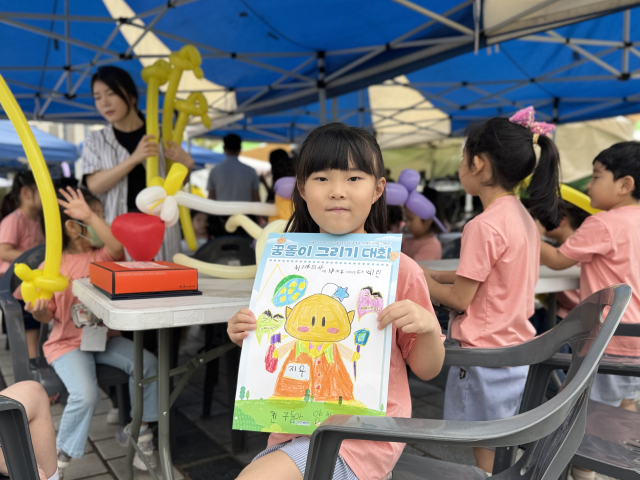 19일 ‘2025 우리농수산물큰잔치 제23회 대전·세종·충청 푸드페스타' 꿈돌이 그리기 대회 대상 수상자인 박지우 어린이. 사진=조사무엘 기자