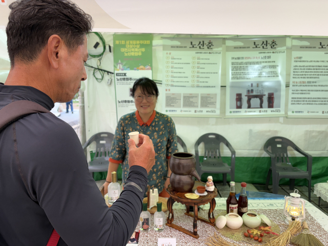 신창노씨 집안 문중술 ‘노산춘’ 전승자 이미리 관장은 지나가는 시민에게 시음을 권하고 있다. 사진=김세영 기자