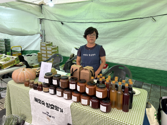 배정숙 발효명가에서 선보인 호박조청과 보리막장, 천연 발효식초가 진열돼 있다. 사진=김세영 기자