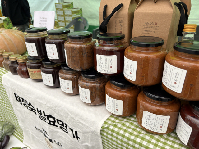 배정숙 발효명가에서 선보인 호박조청과 보리막장, 천연 발효식초가 진열돼 있다. 사진=김세영 기자