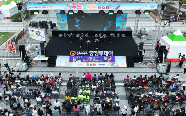 20일 대전 한빛탑에서 열린 ‘2025 우리농수축산물큰잔치 제23회 대전세종충청 푸드&맥주페스타’에서 시민들이 JYM아카데미와 함께하는 댄스페스티벌을 즐기고 있다. 김주형 기자 kjh2667_@cctoday.co.kr
